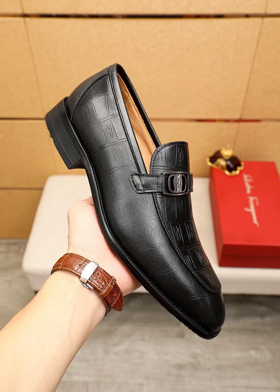 Men's shoes💰480💰 Product trademark: Ferragamo "Ferragamo" casual leather shoes Regular size: 38-44 (custom-made for 45🉑️) Product materials: Selected imported first-layer calfskin upper + original hardware buckle, imported water-dyed cowhide leather lining. Strong three-dimensional visual effect, combined outsole Color: 1⃣️color optional